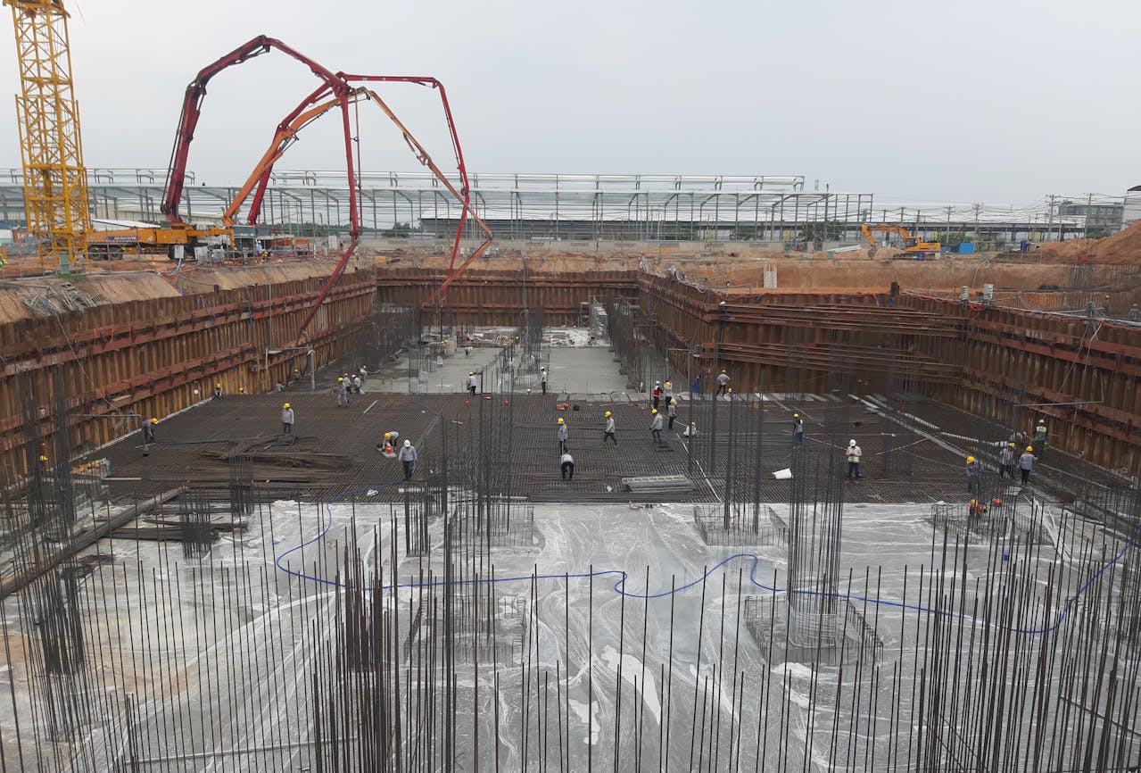 Jakie czynniki należy uwzględnić przy wyborze lokalizacji dla hali prefabrykowanej?